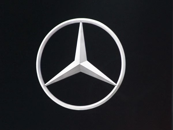 Comharthaíocht Seomra Taispeántais Feithicleach Mercedes-Benz