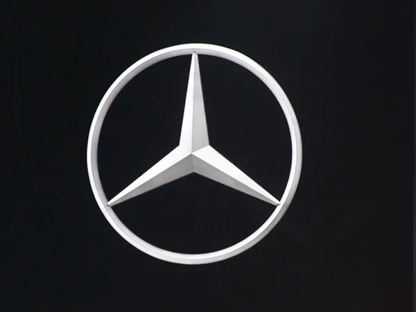 Comharthaíocht Seomra Taispeántais Feithicleach Mercedes-Benz